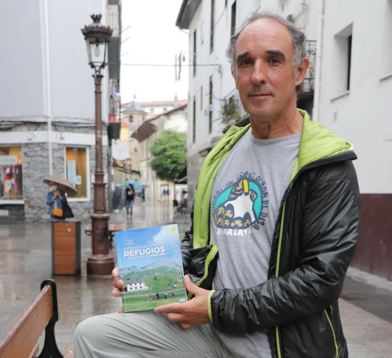Txusma Pérez Azaceta con su nuevo libro en Sagardotegi plaza. 