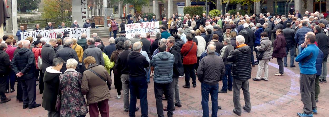 La plaza Areizaga con Kalebarren se ha convertido en un lugar emblemático para las concentraciones de los pensionistas de Urretxu y de Zumarraga todos los lunes. 