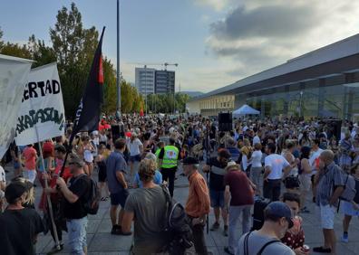 Imagen secundaria 1 - Coronavirus Euskadi: Centenares de negacionistas se manifiestan entre Irun y Hendaia y cierran el puente de Santiago