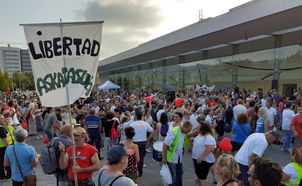 Los manifestantes congregados en Ficoba, en Irun. 
