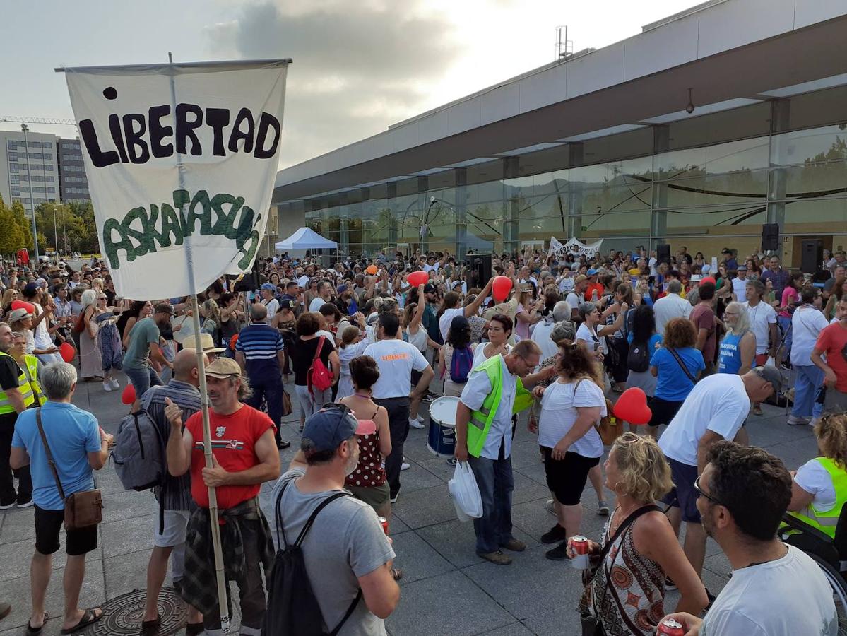 Fotos: Centenares de negacionistas se manifiestan entre Irun y Hendaia y cierran el puente de Santiago