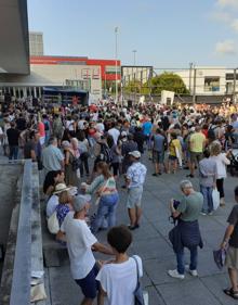 Imagen secundaria 2 - Coronavirus Euskadi: Centenares de negacionistas se manifiestan entre Irun y Hendaia y cierran el puente de Santiago