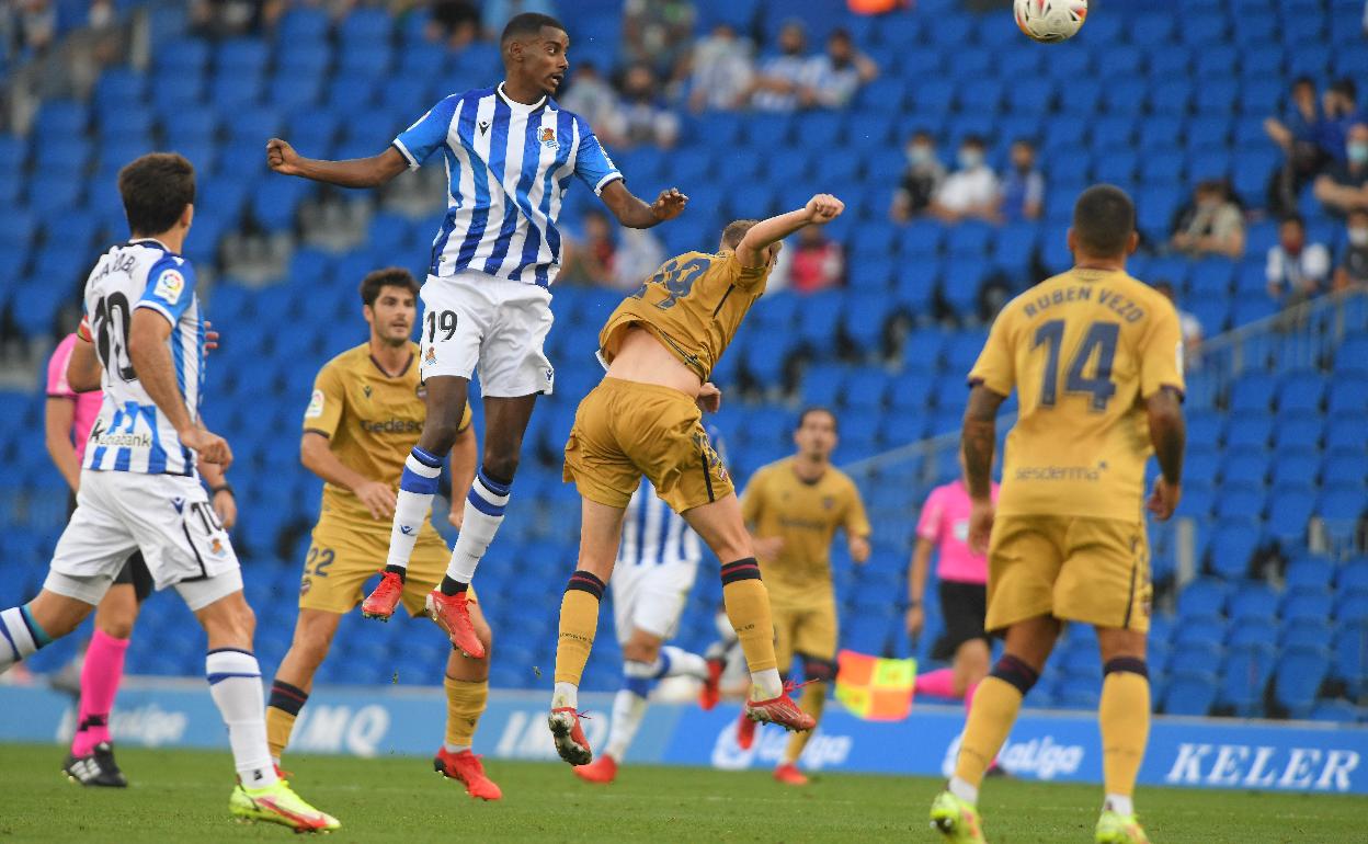 Isak remata de cabeza ante el Levante 