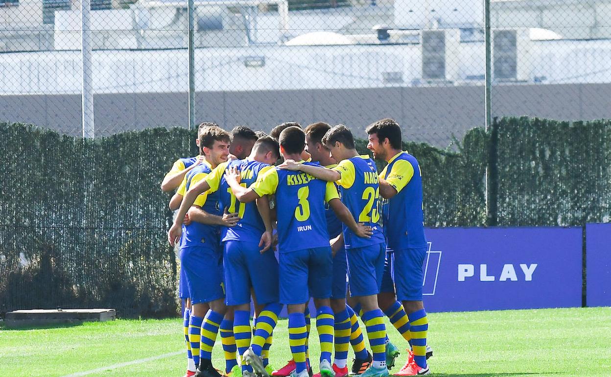 La plantilla irundarra celebra uno de los tantos ante el Valladolid Promesas.