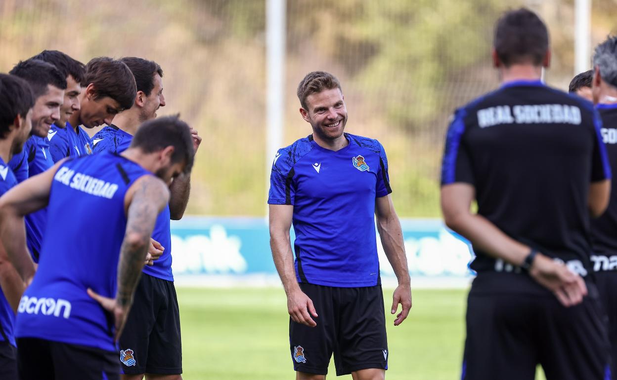Illarramendi, muy sonriente, antes de iniciar el entrenamiento este lunes en Zubieta.