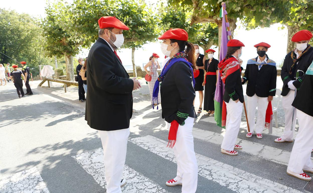 Txomin Sagarzazu y Oihana Etxebarrieta, departiendo en la ermita de Guadalupe.