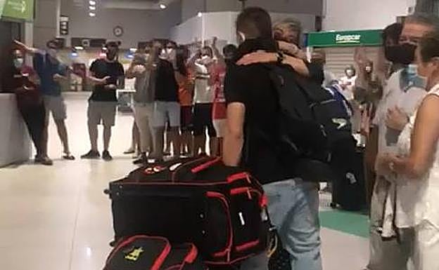 El nadador Iñigo Llopis, recibido por amigos y familiares a su vuelta de los Juegos