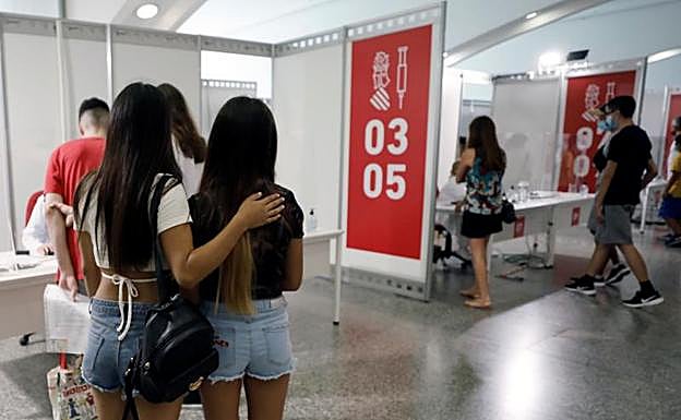 Sanidad calcula que deberá inocular el tercer pinchazo a unos 110.000 inmunodeprimidos