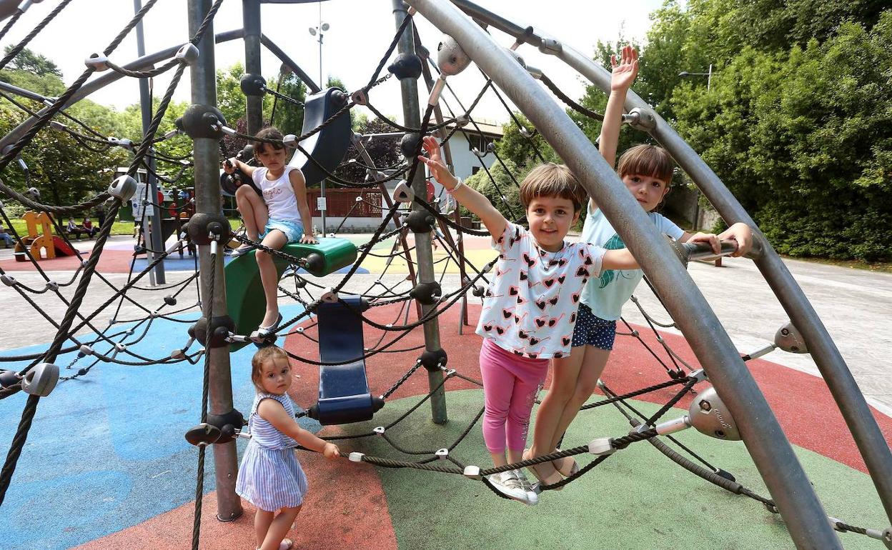 Unos niños juegan en un parque de Lezo.