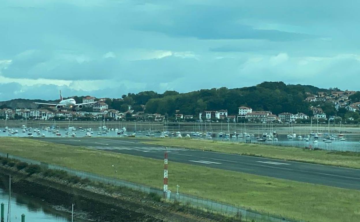 Imagen del primer avión que utilizó el jueves el sistema en el aeropuerto de Hondarribia.