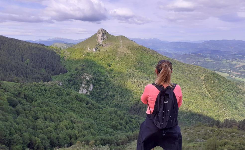 Al fondo, Ausa Gaztelu sobre una zona boscosa que pronto estrena su nuevo manto de ocres, amarillos... 