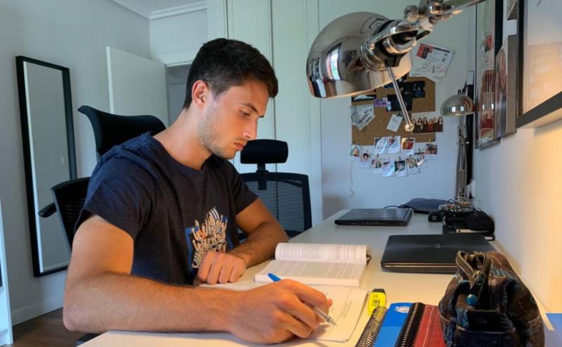 Ander Guevara es uno de los dos de los futbolistas de la Real que estudia una carrera universitaria.