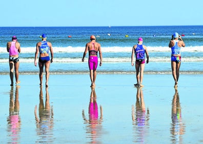 Imagen secundaria 1 - Primer premio. Atrapando a la Zurriola. Un atardecer inmortalizado con una Canon EOS 77D y una 'Foto Ball', es decir, una bola de cristal que refleja la imagen.Joel Salazar Rámirez. Segundo premio. Chapuzón. Una competición de mar en Hendaia retratada con una Nikon D5300. Trinidad Grases Gesti. Tercer premio. La casa embrujada. Una fotografía captada con el teléfono móvil cuando un nubarrón se echaba sobre el Hotel María Cristina. Jorge Enríquez Megino.