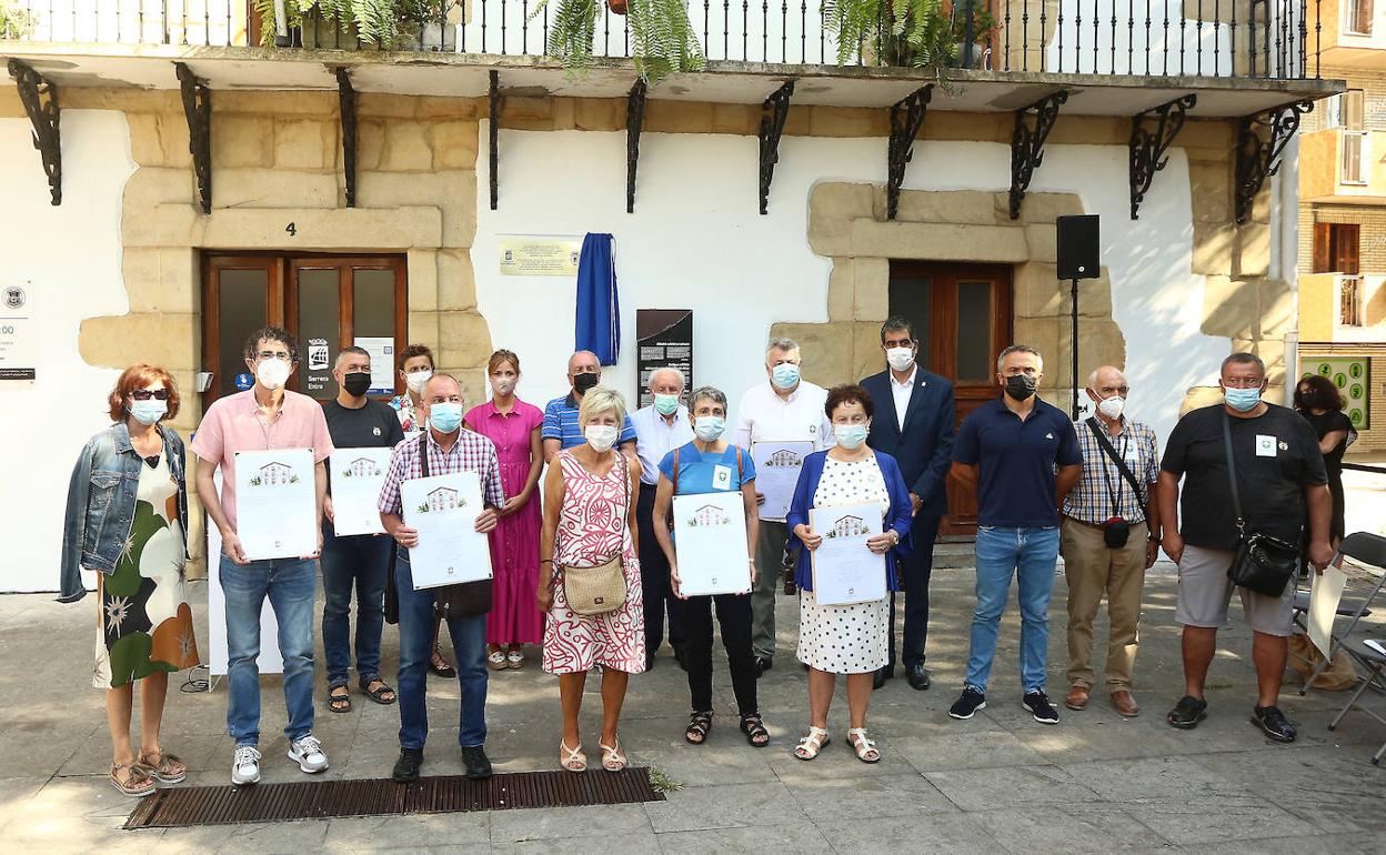 Familiares de los concejales altzatarras homenajeados, con representantes del Ayuntamiento donostiarra. 