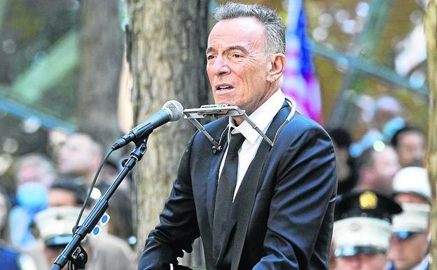 Bruce Springsteen interpretó una canción melancólica en recuerdo de las miles de víctimas. 