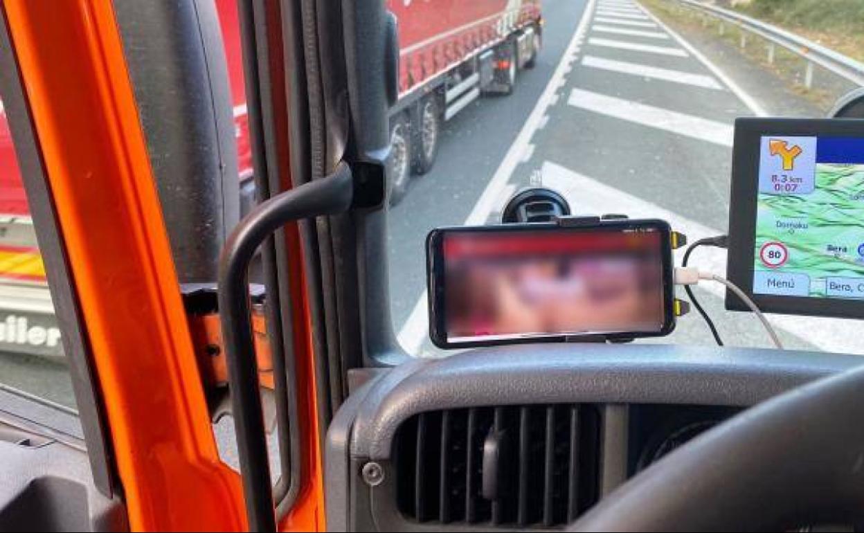 Sorprenden en Bera a un camionero que conducía viendo una peli porno y además da positivo en tres drogas