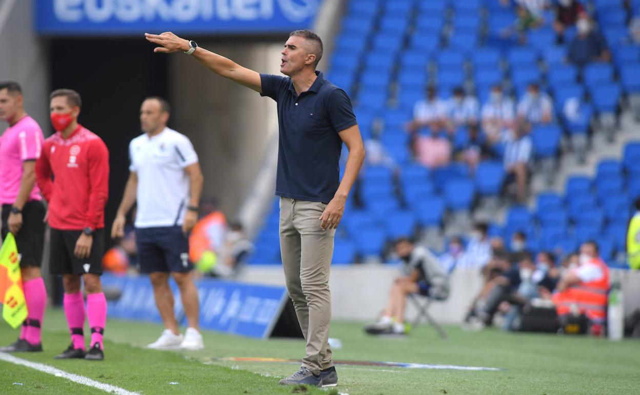 Gaizka Garitano da instrucciones a sus jugadores en Anoeta.
