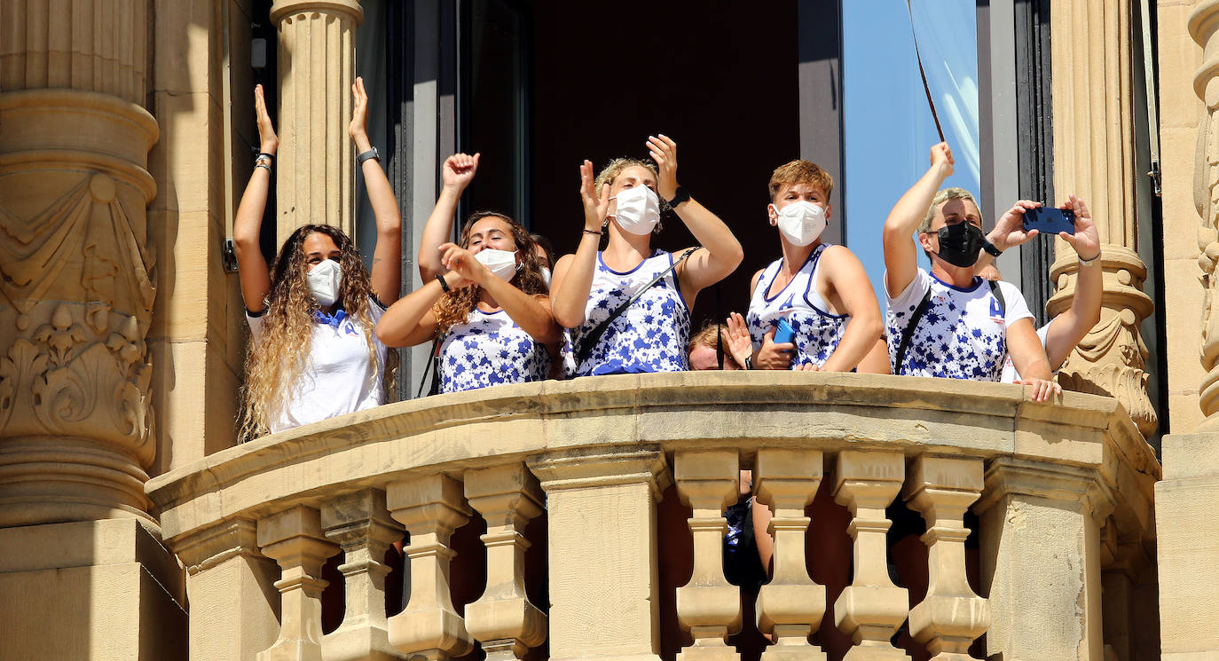 Fotos: Las campeonas de La Concha, Donostia Arraun Lagunak, recibidas en el Ayuntamiento de San Sebastián