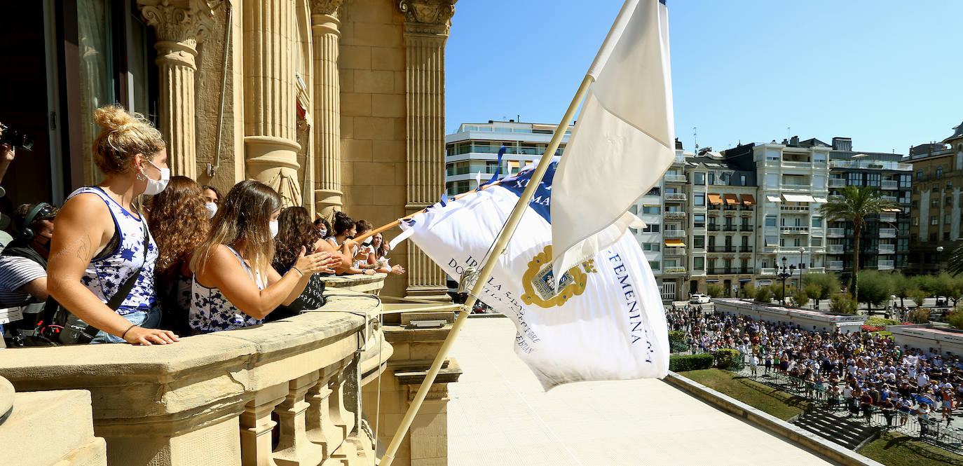 Fotos: Las campeonas de La Concha, Donostia Arraun Lagunak, recibidas en el Ayuntamiento de San Sebastián