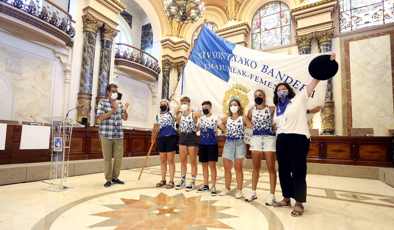 Fotos: Las campeonas de La Concha, Donostia Arraun Lagunak, recibidas en el Ayuntamiento de San Sebastián