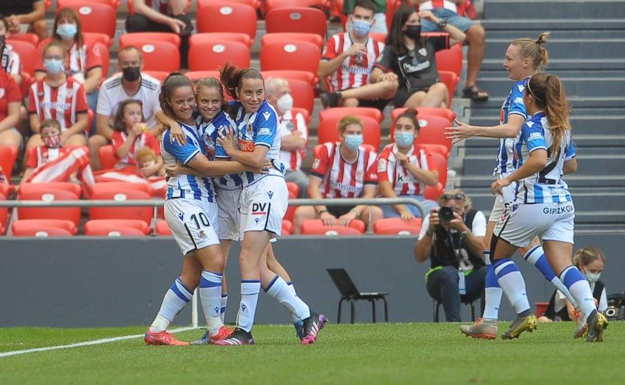 Las jugadoras de la Real celebran el gol marcado en San Mamés.