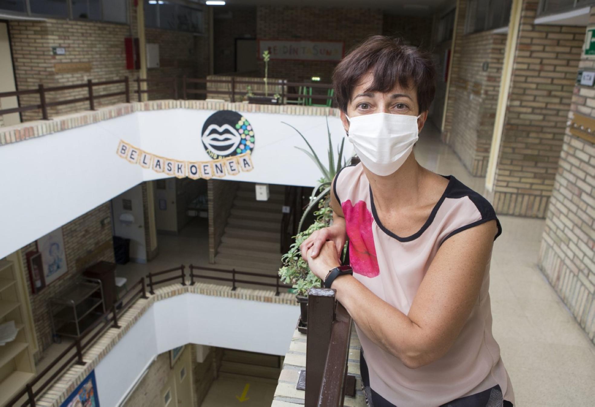 La nueva directora, Pili Anuncibay, en el interior del colegio Belaskoenea. 