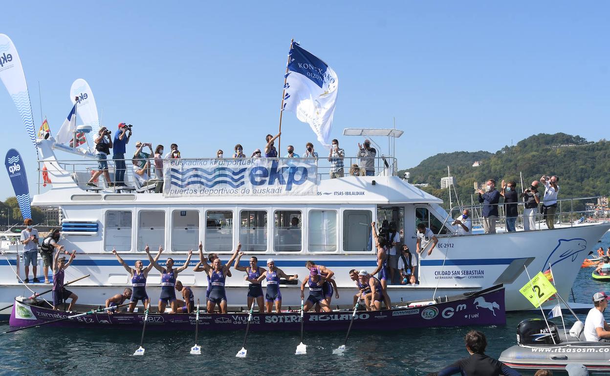Gorka Aranberri ondea la bandera en el Ciudad de San Sebastián.