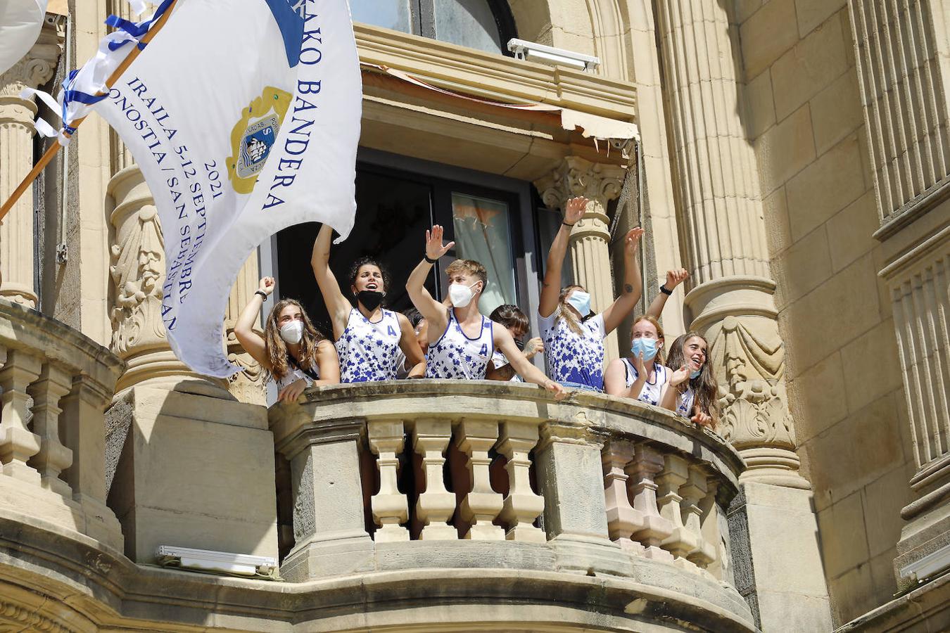 Fotos: Las campeonas de La Concha, Donostia Arraun Lagunak, recibidas en el Ayuntamiento de San Sebastián