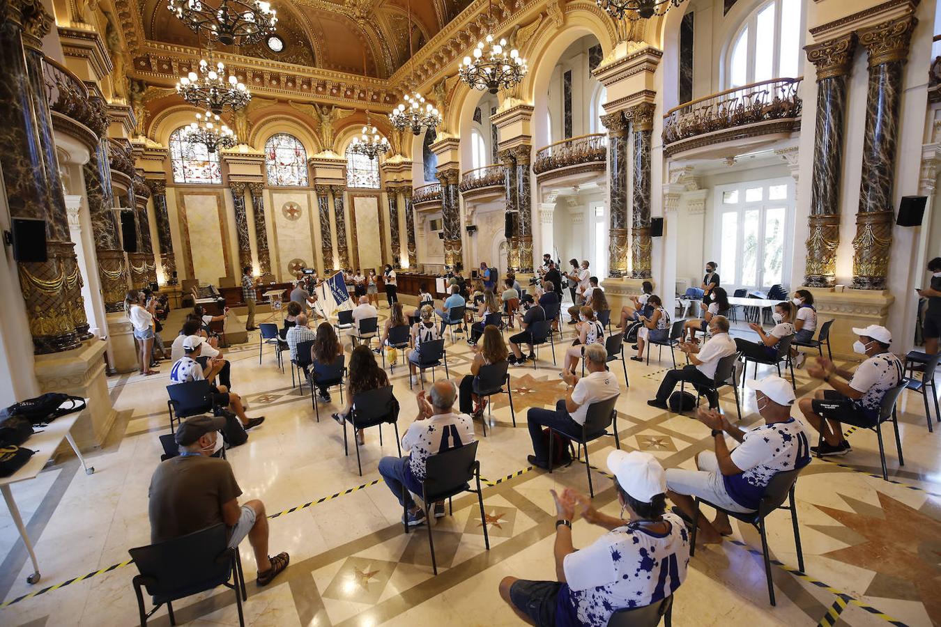 Fotos: Las campeonas de La Concha, Donostia Arraun Lagunak, recibidas en el Ayuntamiento de San Sebastián