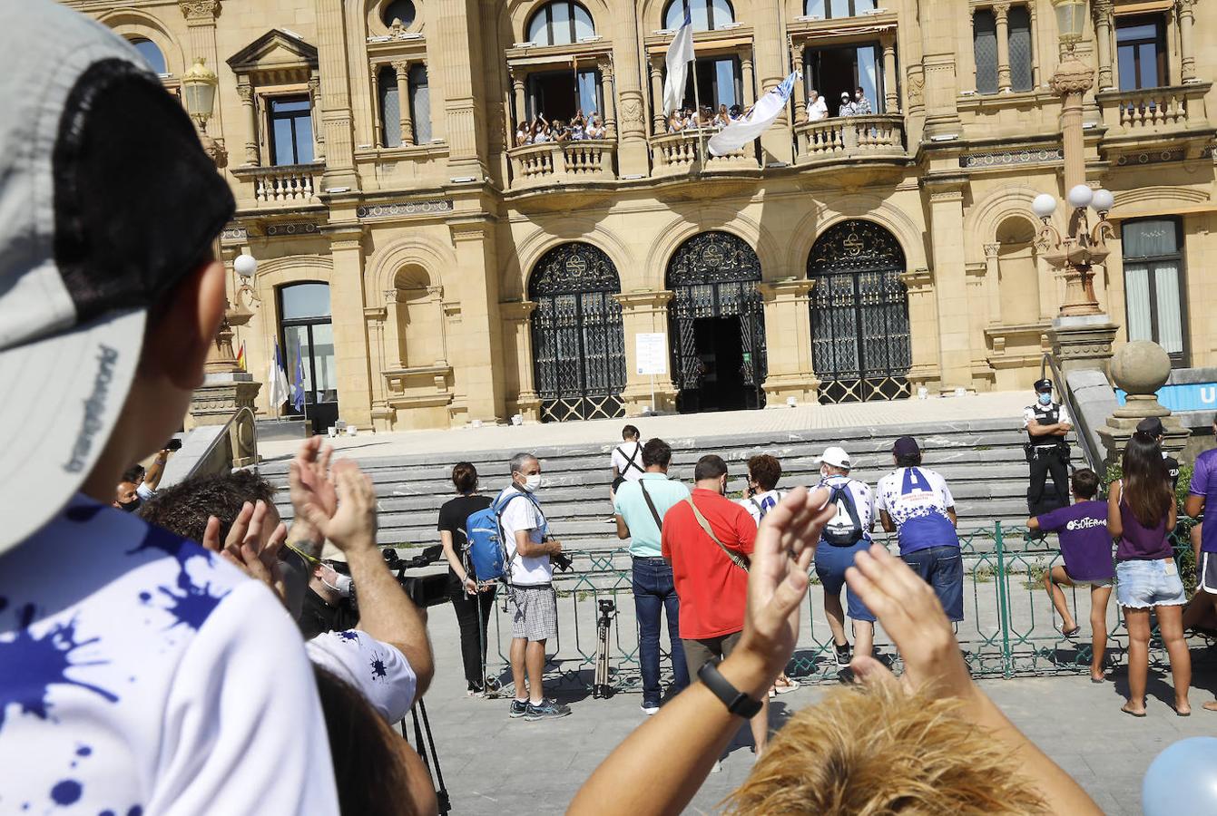 Fotos: Las campeonas de La Concha, Donostia Arraun Lagunak, recibidas en el Ayuntamiento de San Sebastián