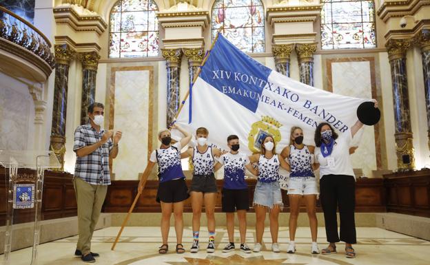 La primera bandera ya ondea en casa