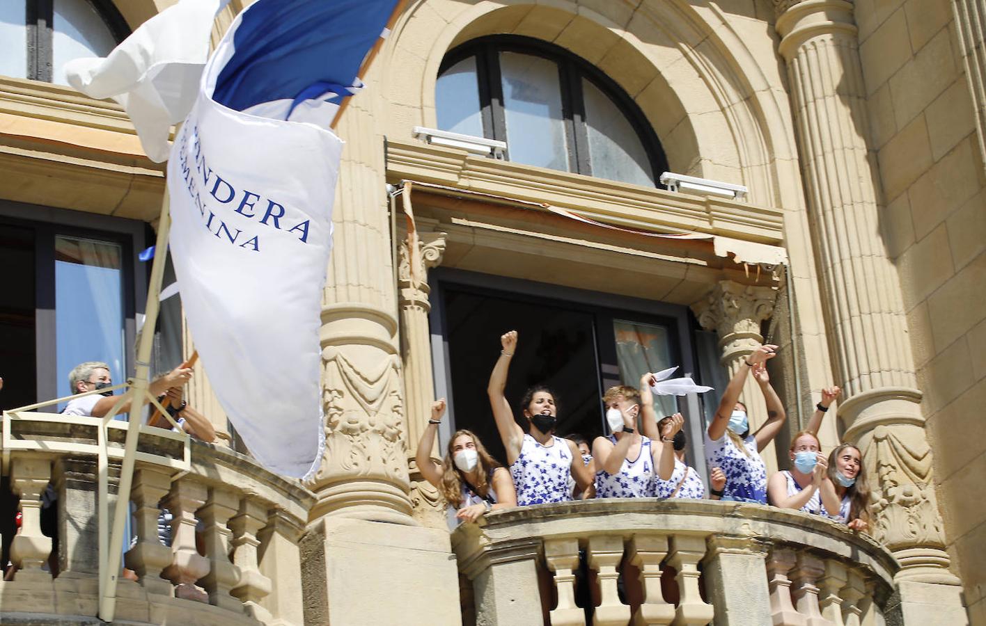 Fotos: Las campeonas de La Concha, Donostia Arraun Lagunak, recibidas en el Ayuntamiento de San Sebastián