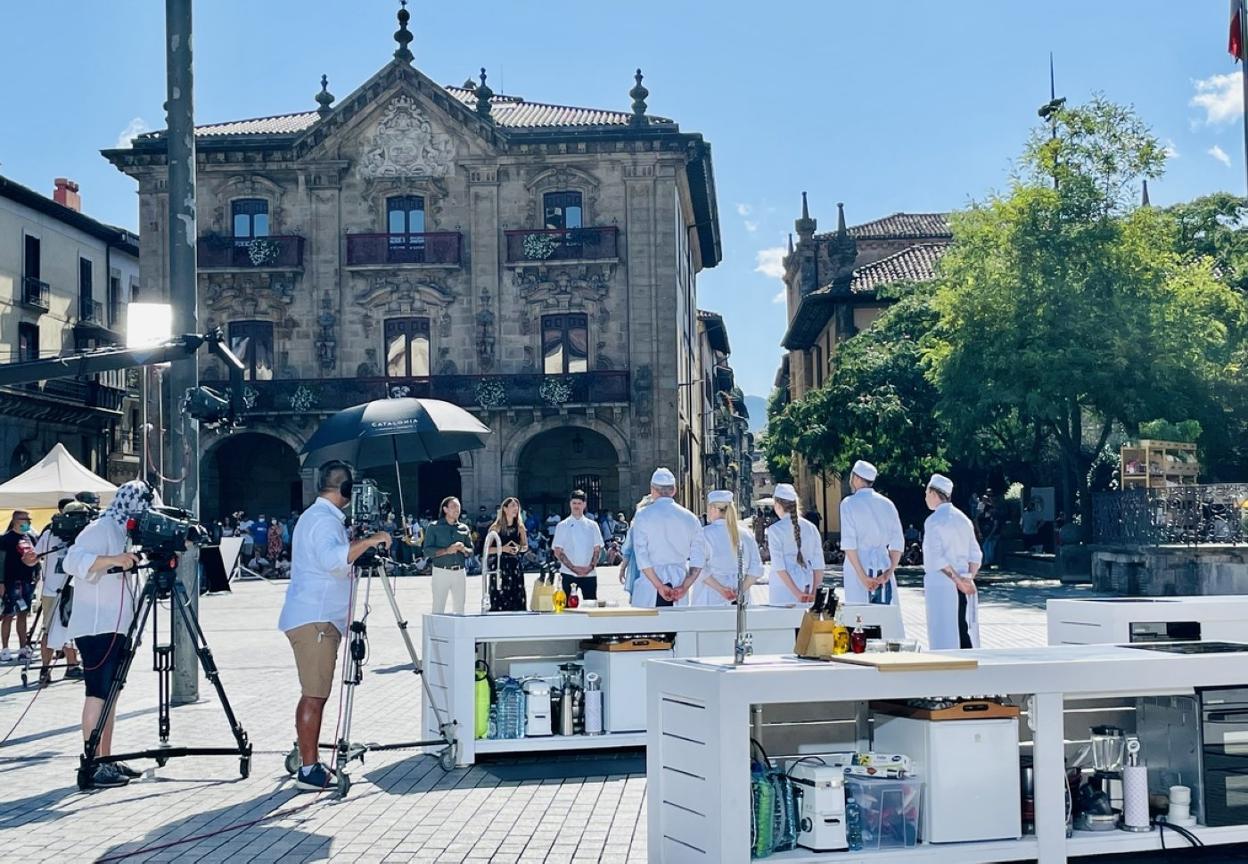 La alcaldesa Izaro Elorza, el chef Paulo Airaudo y el jurado hablan con los concursantes. 