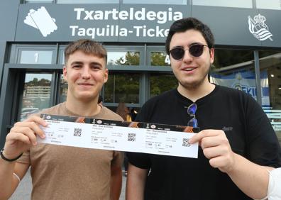 Imagen secundaria 1 - Seguidores de la Real Sociedad recogen sus entradas para el partido ante el PSV Eindhoven de Europa League