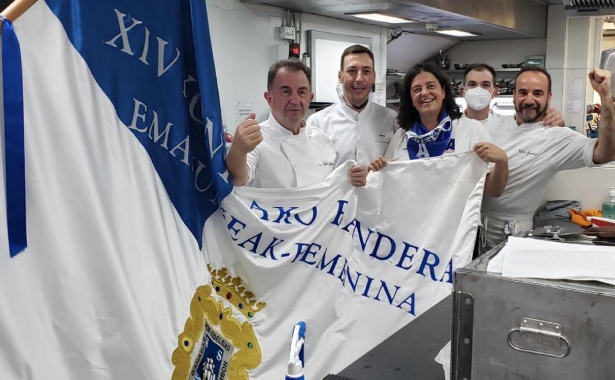 Martín Berasategui, con sus colaboradores e Itziar Eguren, presidenta de Arraun, con la Bandera conseguida.