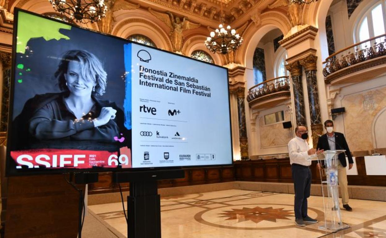 José Luis Rebordinos y Eneko Goia esta mañana en el Salón de plenos del Ayuntamiento 