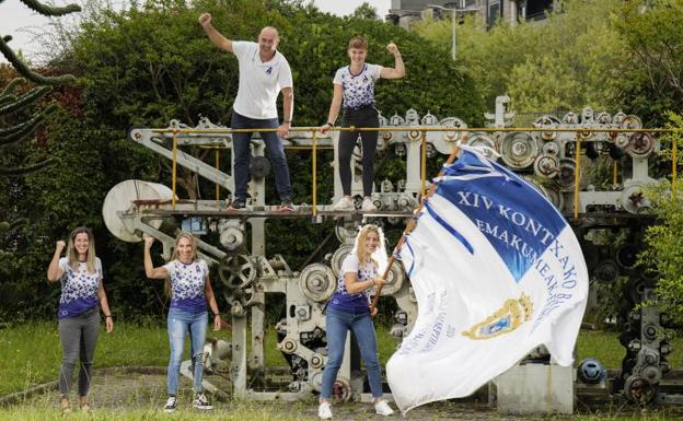 Imagen principal - Las mujeres de Arraun Lagunak ondean la Bandera de La Concha