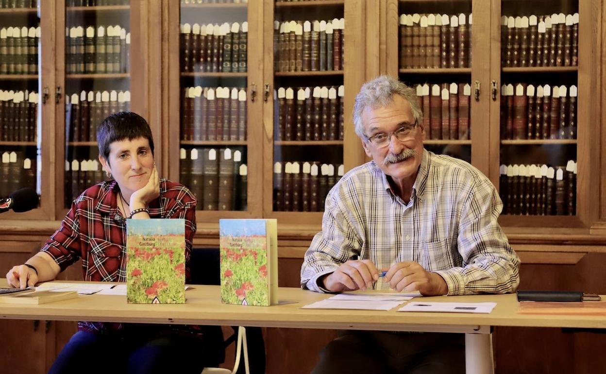 Irene Hurtado de Saratxo Mendieta itzultzailea eta Jorge Giménez Bech Alberdaniako editorea, gaur 'Bertute txikiak' lanaren aurkezpenean. 