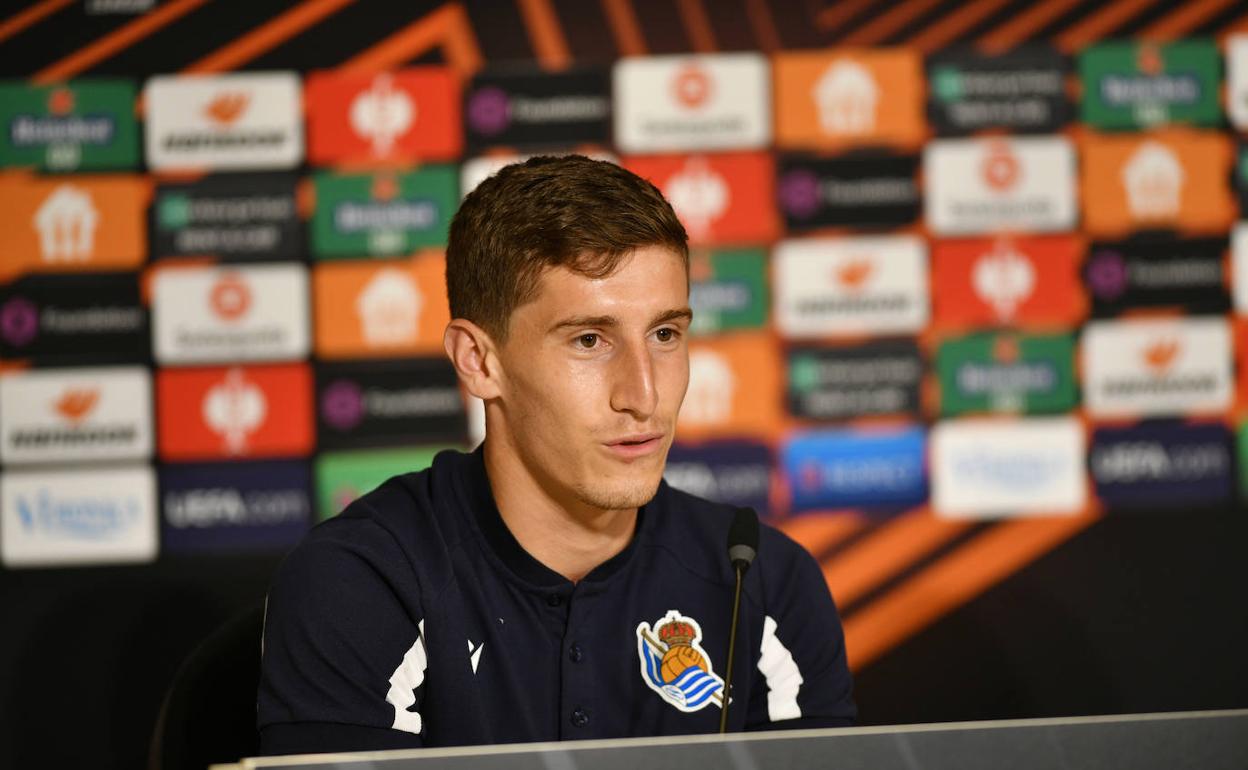 Aihen Muñoz durante la rueda de prensa en Eindhoven.