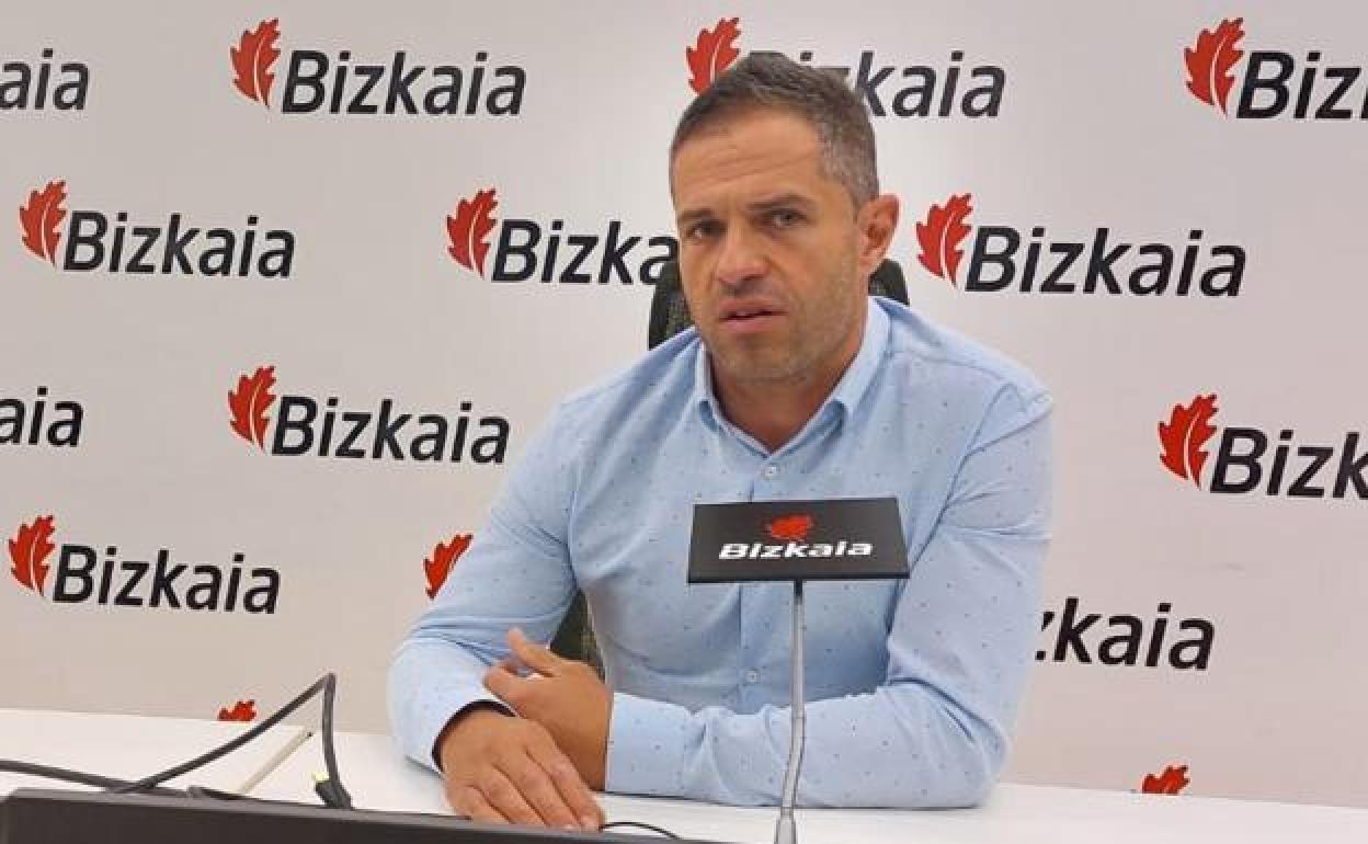 Aimar Olaizola anuncia su retirada en una comparecencia en Bilbao.