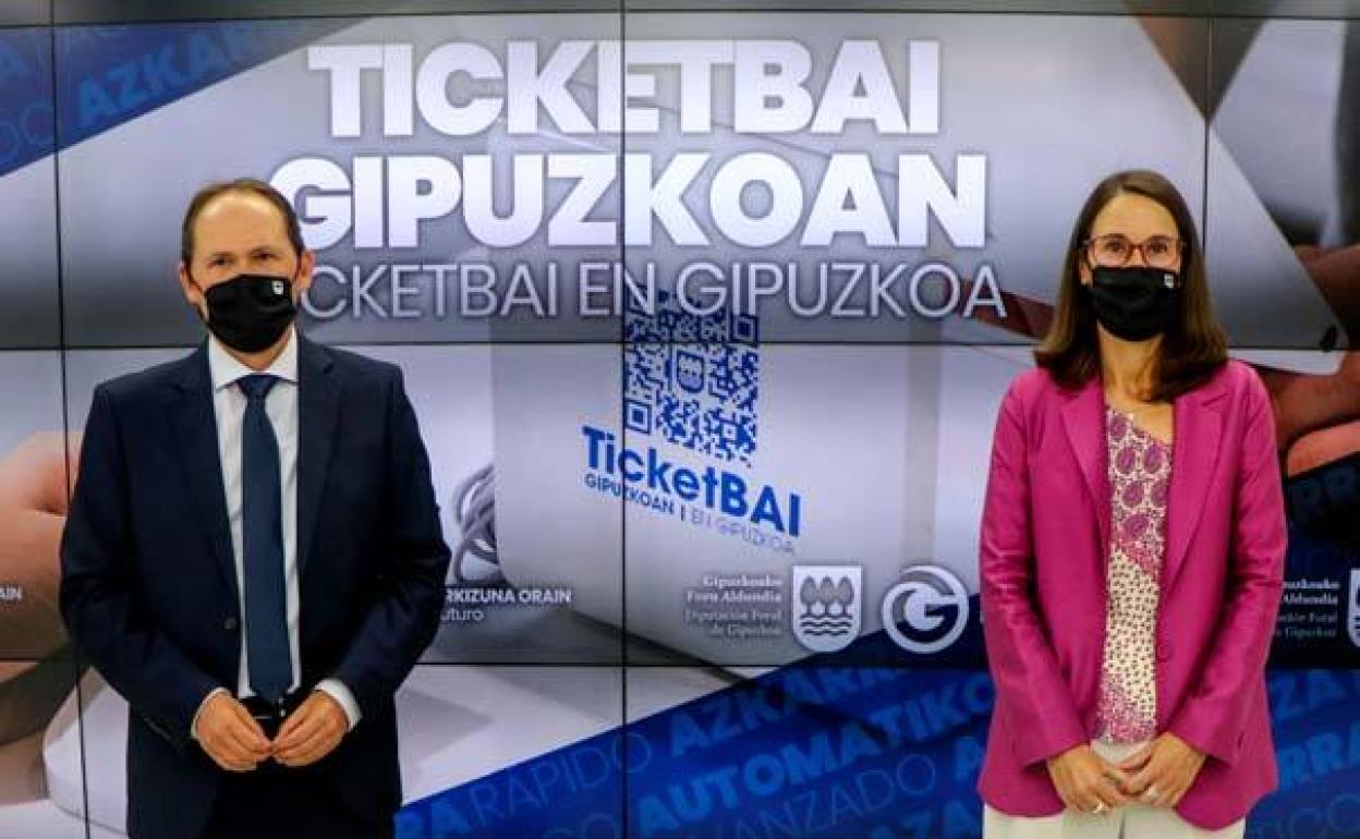 El diputado de Hacienda, Jokin Perona, y la directora del fisco, Irune Yarza, este miércoles instantes antes de su comparecencia. 