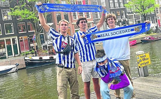 Unai Valverde, Ander Oiarbide e Iker Valverde disfrutanen la plaza Dam de Amsterdam.