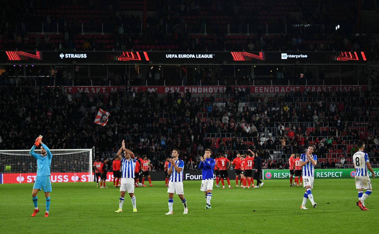 Los jugadores de la Real aplauden a los 600 aficionados realistas que han acudido al campo.