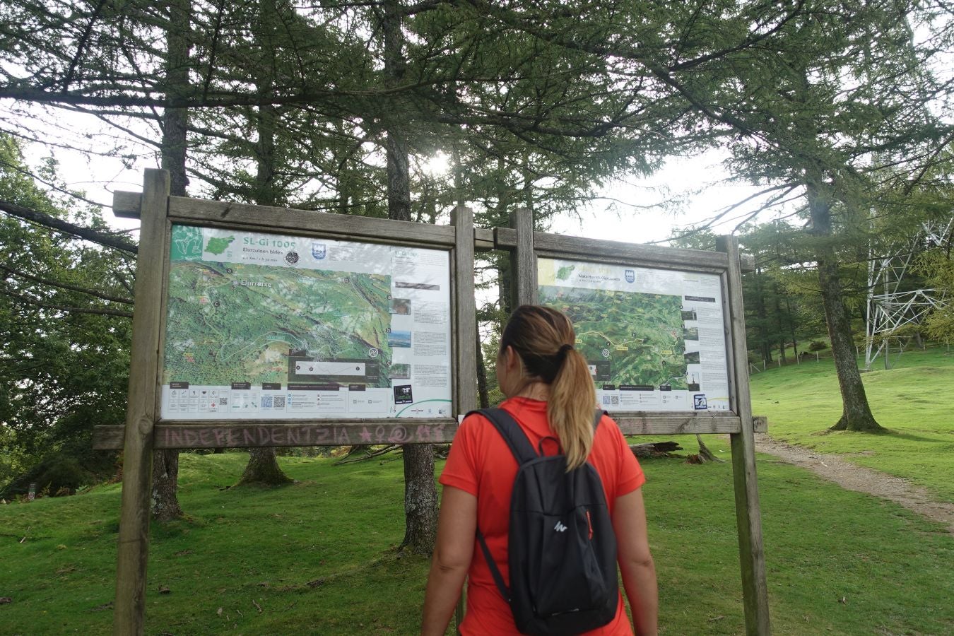 Erroilbide (832 m.), Txurrumurru (823 m.) y Irumugarrieta (806 m.) forman parte de la gran mole que vigila cualquier movimientoen Orasoaldea
