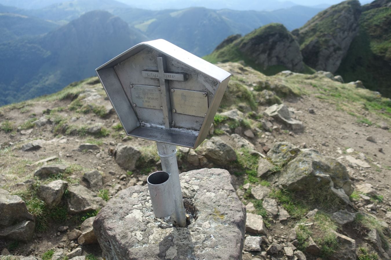 Erroilbide (832 m.), Txurrumurru (823 m.) y Irumugarrieta (806 m.) forman parte de la gran mole que vigila cualquier movimientoen Orasoaldea