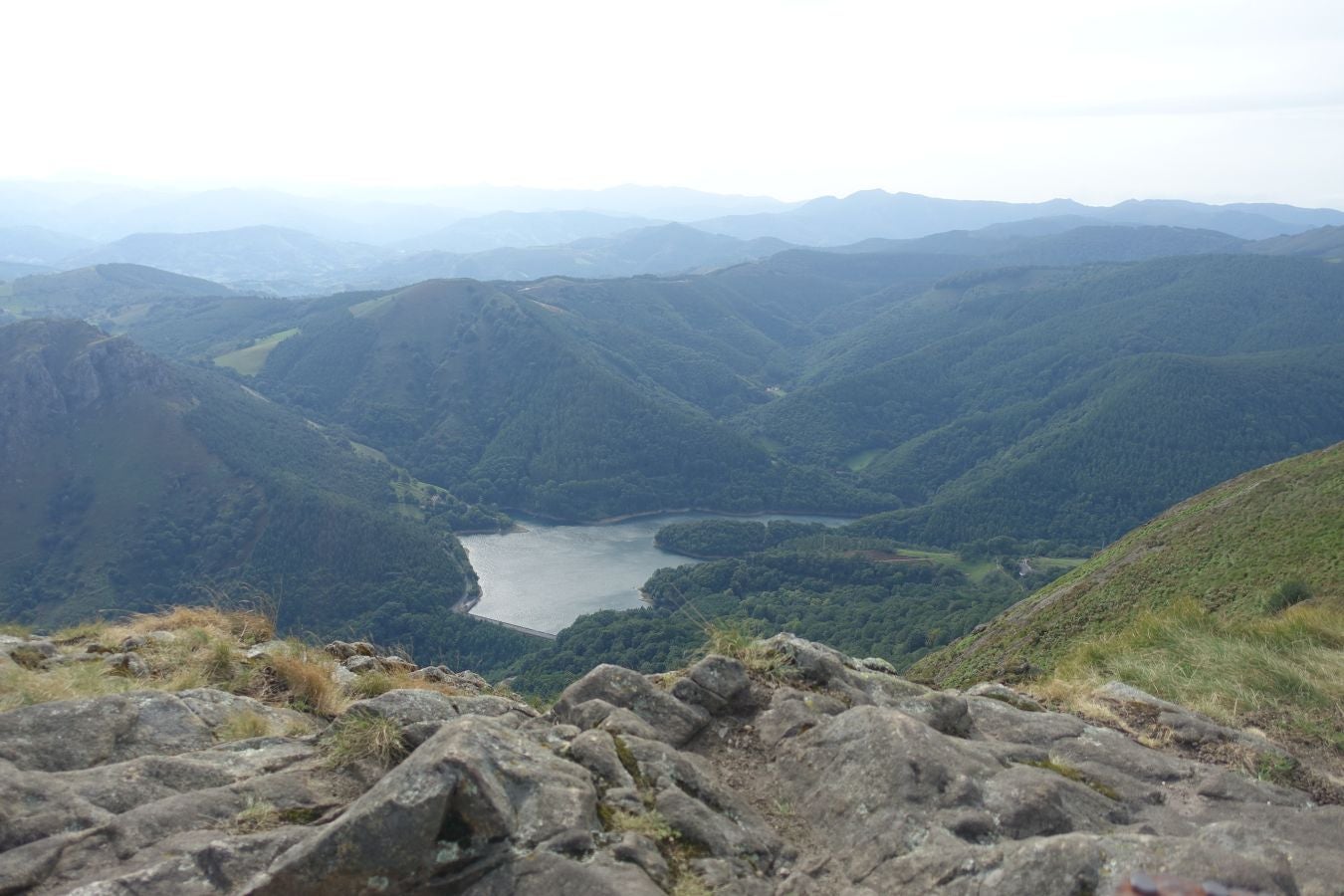 Erroilbide (832 m.), Txurrumurru (823 m.) y Irumugarrieta (806 m.) forman parte de la gran mole que vigila cualquier movimientoen Orasoaldea