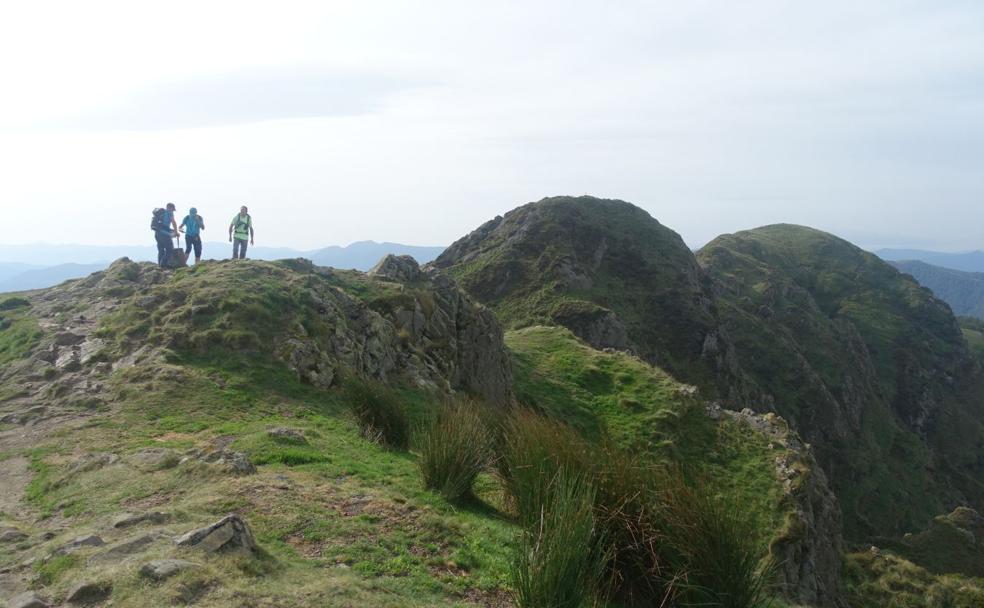Mendizales en Irumugarrieta con Txurrumurru y Erroilbide al fondo.