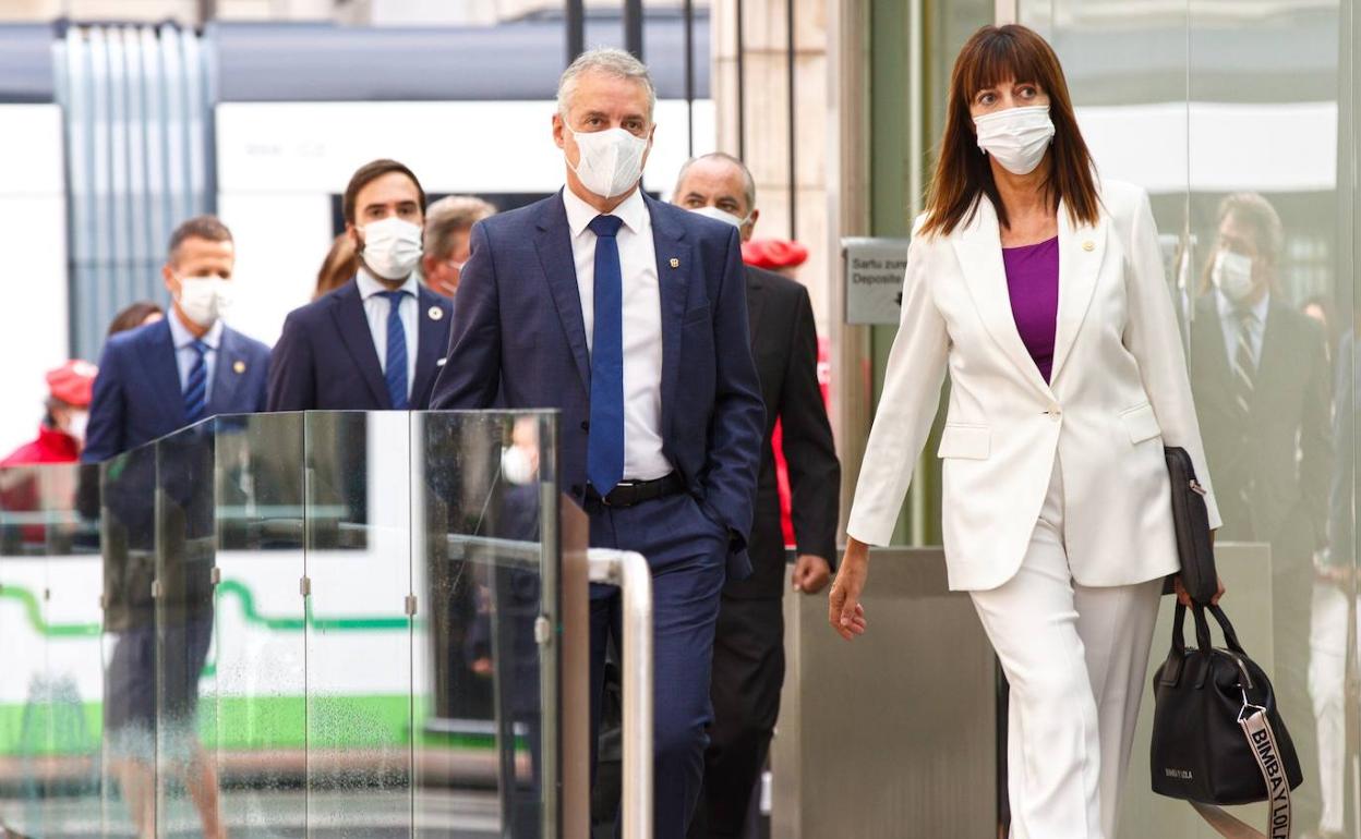 Iñigo Urkullu e Idoia Mendia, el jueves a su llegada al pleno de política general.
