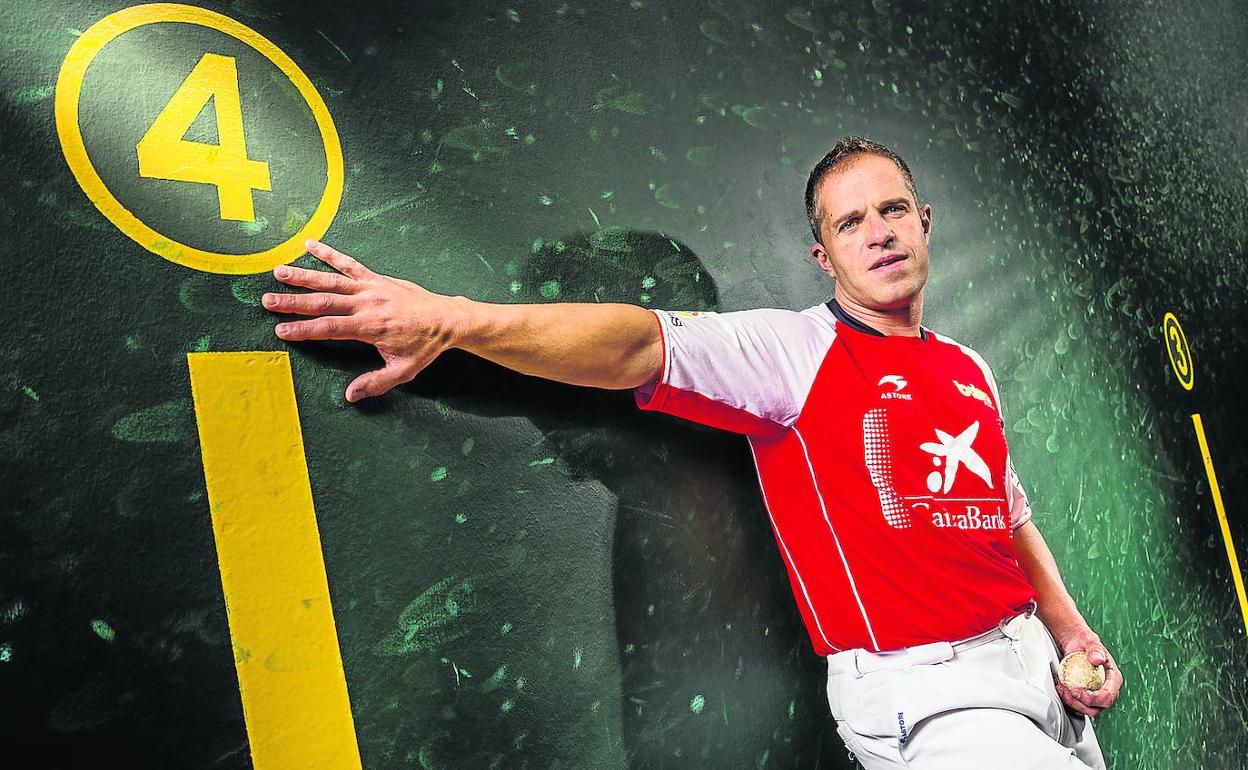 Olaizola II, ayer en la elección de material de la final del Masters Caixabank en Vitoria.