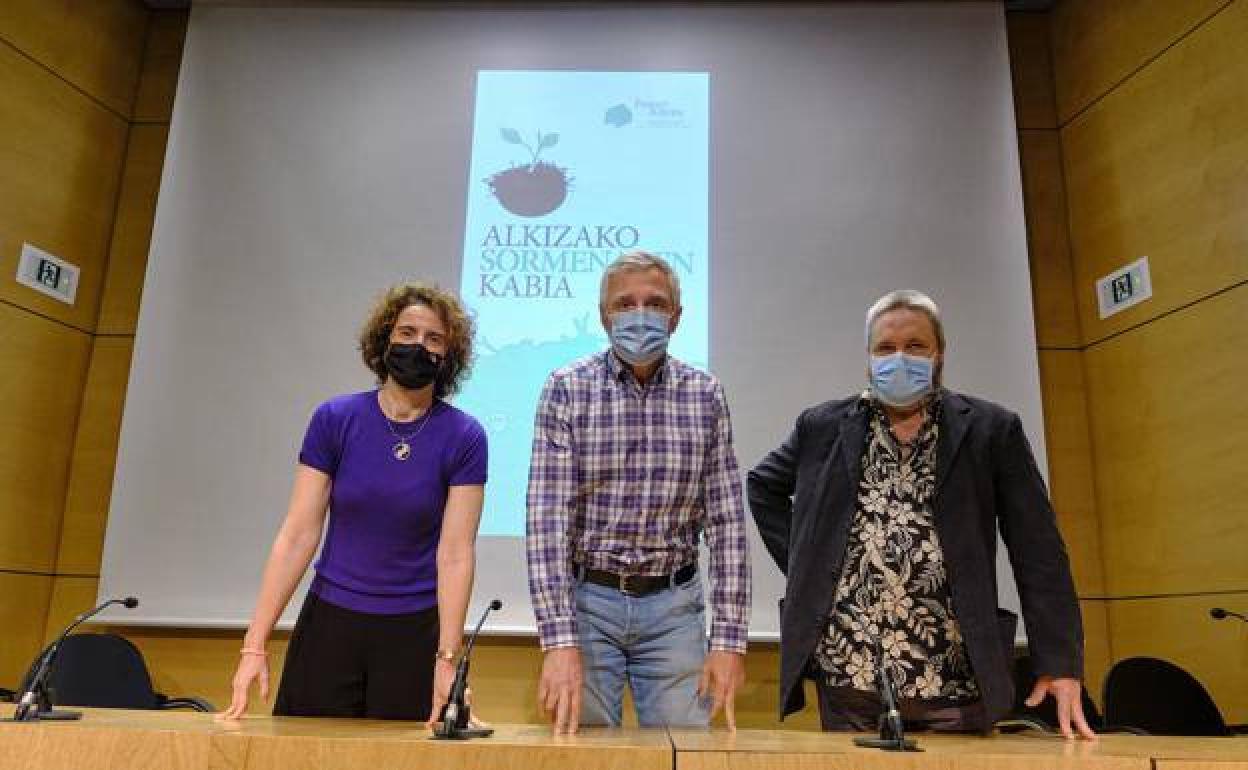 Mari Jose Telleria, Iñaki Irazabalbeitia eta Koldobika Jauregi ekimenaren aurkezpenean. 